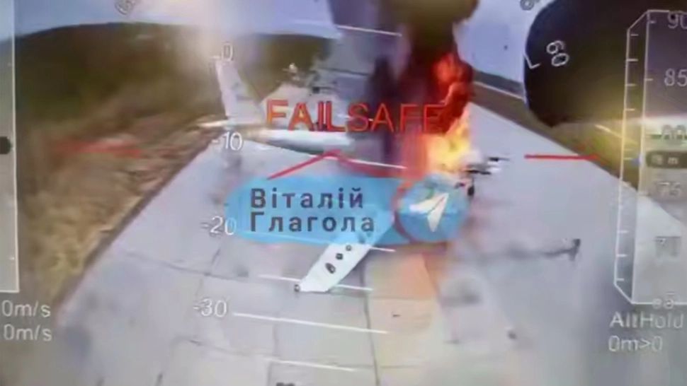 Furie la Kremlin, după ce ucrainenii i-au lăsat pe ruși fără 41 de avioane. „Ce păzește FSB-ul? E plin de bețivi și imbecili. Dați-i afară pe toți!” 