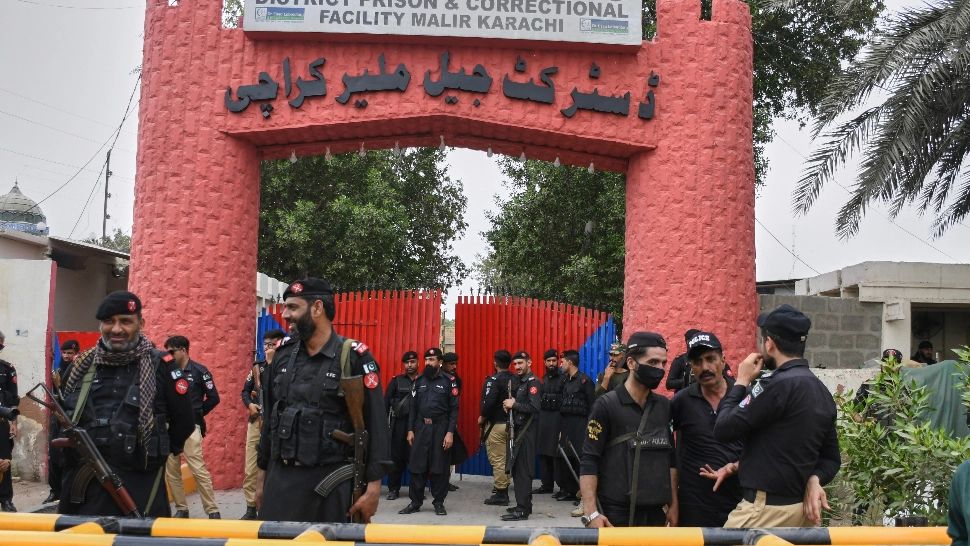 Peste 200 de deținuți au EVADAT dintr-o închisoare din Pakistan! Cum i-au convins pe gardieni să îi scoată din celule