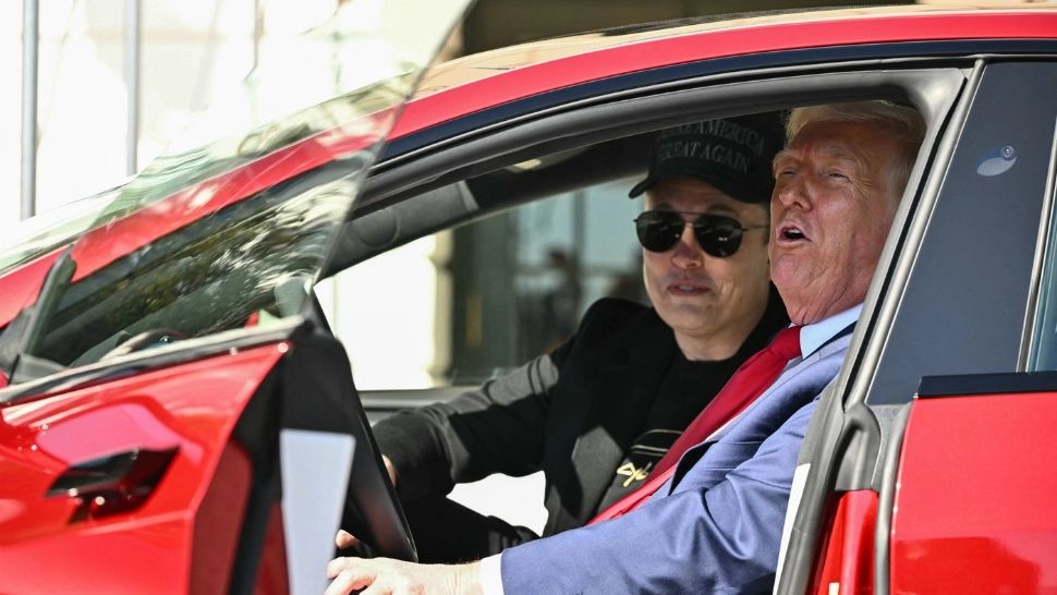 Trump nu are de gând să vorbească cu Elon Musk și se gândește să scape de maşina Tesla