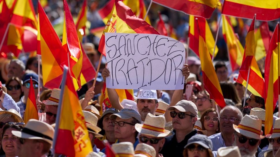 Spaniolii au ieșit pe străzi să protesteze împotriva guvernului. Acuzații extrem de grave la adresa premierului Pedro Sanchez