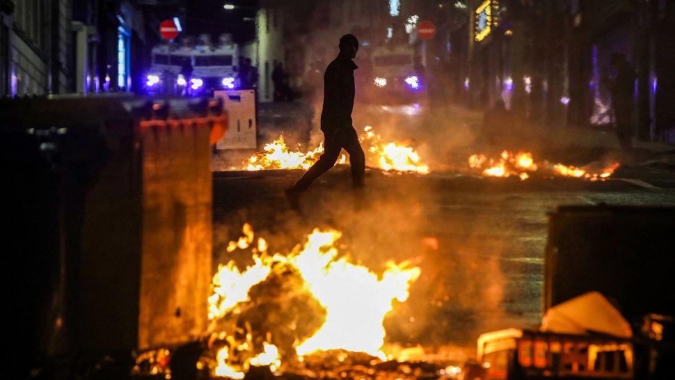 Terorizați în Irlanda de Nord: Românii din Ballymena, victimele atacurilor violente și incendiilor – „Copiii mă întrebau de ce suntem atacați”