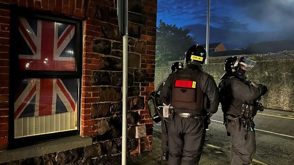 Continuă vânătoarea de români în Irlanda de Nord. Migranții au ajuns să își lipească steaguri pe uși prin care semnalează că nu sunt din România