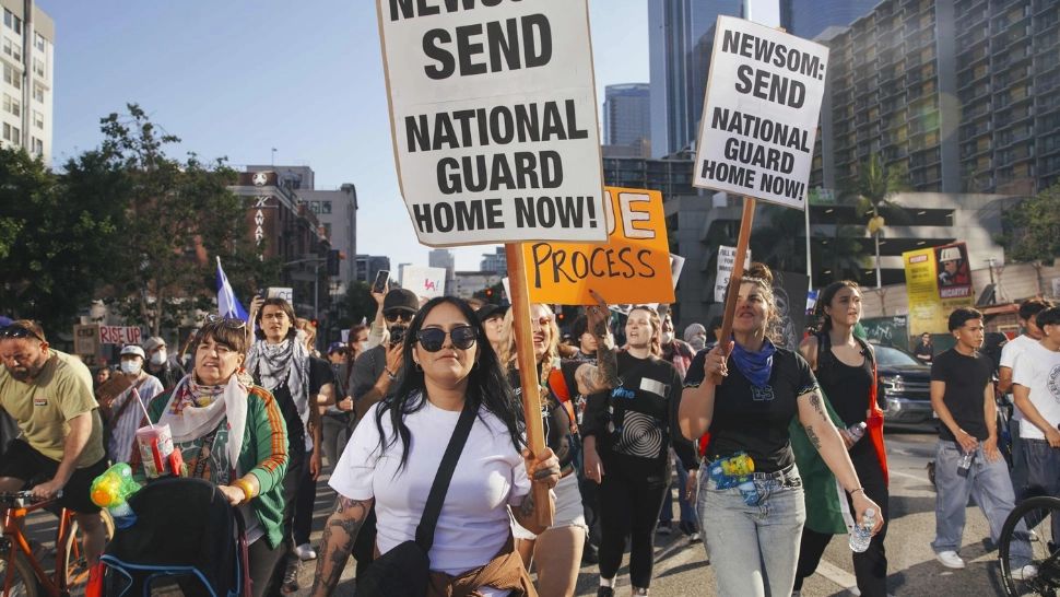 Donald Trump trimite dronele Predator peste protestatarii din California. Pușcașii marini stau în stand-by așteptând ordine