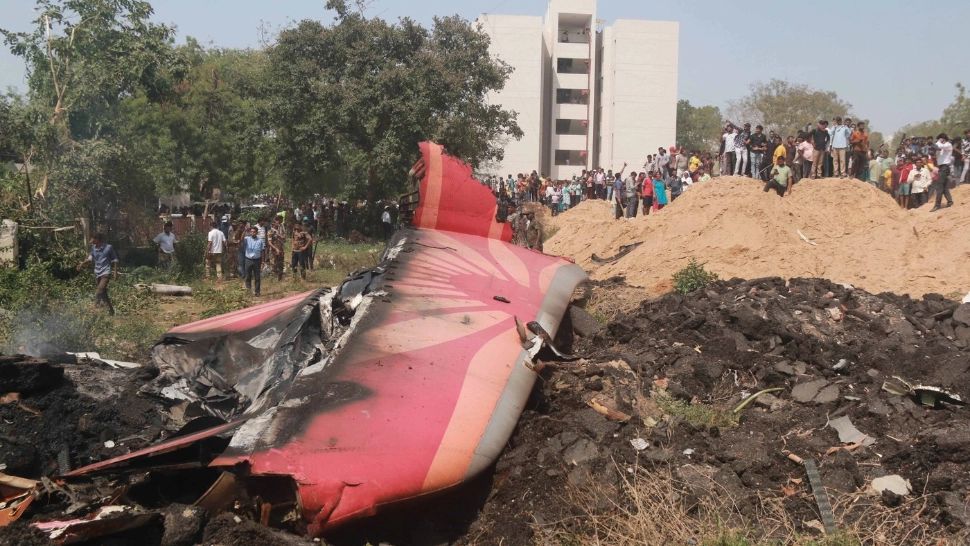 Tragedie aviatică în India. O aeronavă cu 242 de persoane la bord s-a prăbușit după decolarea. MAE spune că nu sunt români printre victime  - LIVE TEXT VIDEO