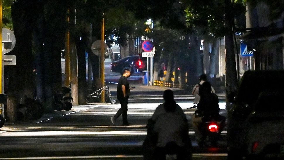 Pietoni loviți de o mașină scăpată de sub control, în fața unei școli din Beijing. Mai mulți răniți