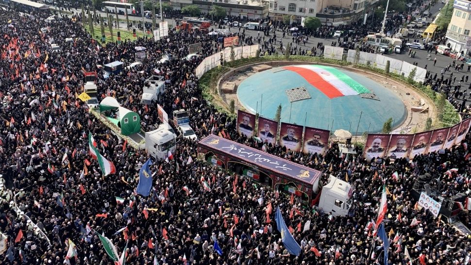 Funeralii de stat în Iran pentru morţii din războiul de 12 zile declanşat de Israel, în timp ce Trump amenință cu noi bombardamente