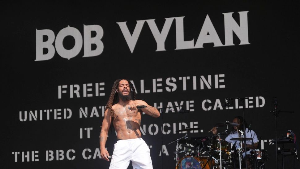 Scandal uriaș la festivalul Glastonbury. Guvernul britanic condamnă mesaje violente "anti israeliene" ale unei formații și cere explicații de la șefii BBC