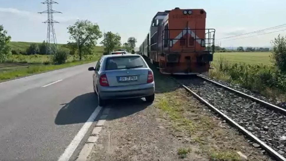 Se întâmplă în România. Mașină mutată de călătorii unui tren, în Rădăuți. Șoferul a blocat calea ferată! VIDEO