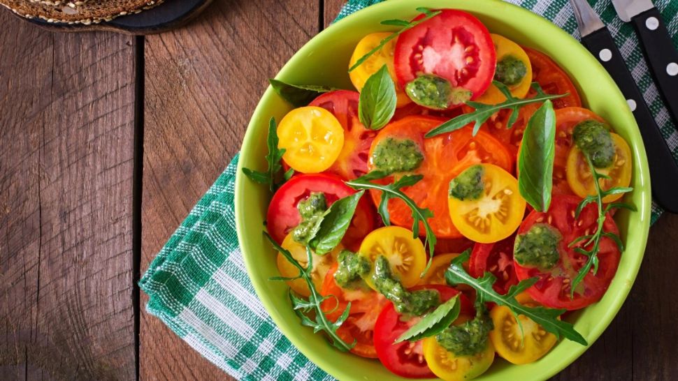 Ce pun italienii în salata de roșii, pentru un gust irezistibil. Trucul simplu care schimbă totul 