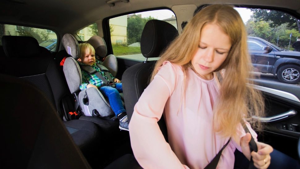 Codul Rutier 2025. Cum se montează corect scaunul de copil în mașină, în așa fel încăt să nu fii amendat de Poliție