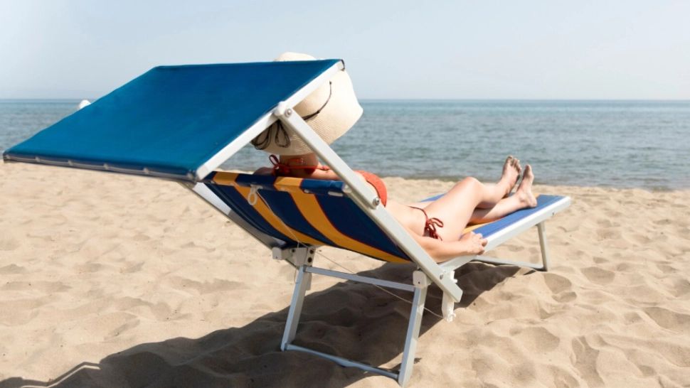 Prețurile uriașe de pe litoral îi pun pe turiști în mare dilemă. Trebuie să dea pe închirierea unui șezlong cât mănâncă alții în trei zile