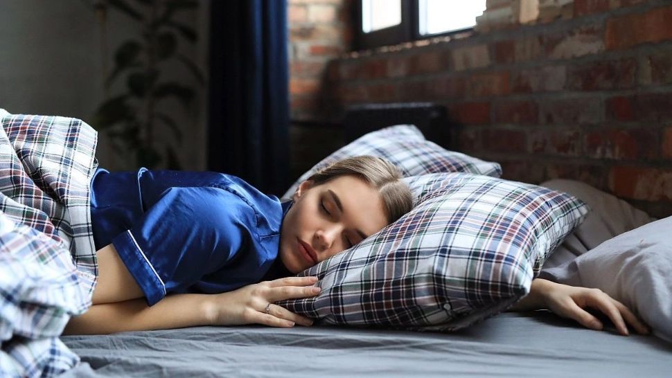 Ce se întâmplă în momentul în care dormi cu capul pe pernă: ”Gravitația joacă un rol esențial”