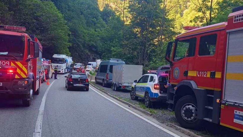 Incident periculos în Defileul Jiului: o stâncă s-a prăbușit pe șosea și a lovit o autoutilitară cu nouă persoane