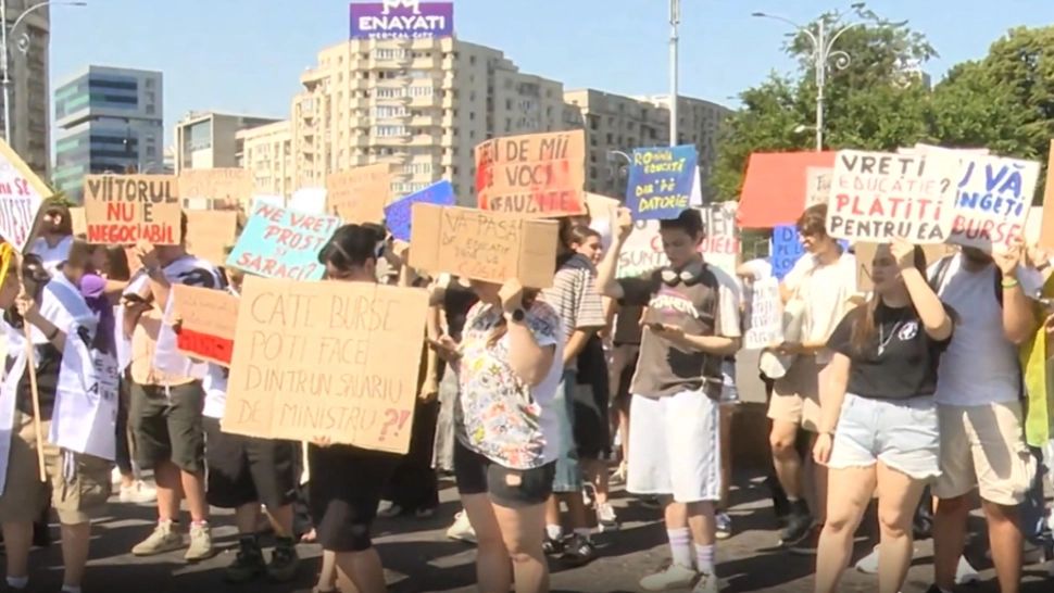 Îmbuibații pregătesc tăierea burselor. Studenții sunt revoltați și ies în stadă: ”Vreți educație? Plătiți pentru ea”