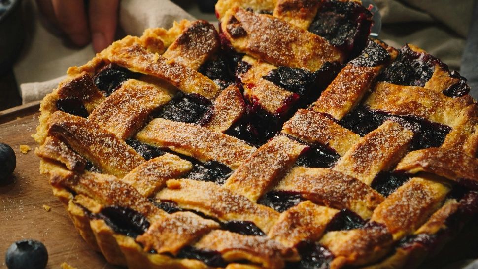 Tartă cu afine Rețeta unui desert de sezon. Se prepară repede și este un deliciu