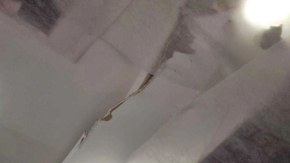 Panică într-un mall din București! Porțiune de tavan, căzută deasupra unui loc de joacă