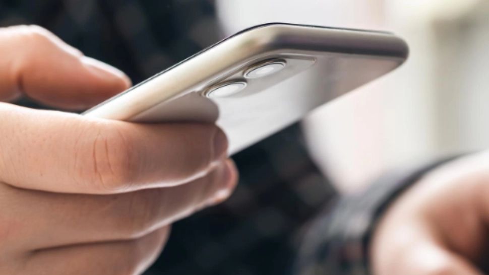 Cum îți dai seama că cineva îți umblă în telefon. Semne clare că nu ești singurul care folosește aparatul