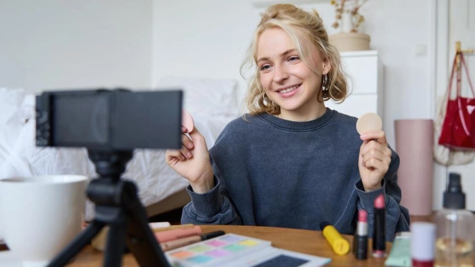 Șoc pe TikTok! O influenceriță și-a dat foc în direct după un pariu ridicol în timp ce soțul și copiii se uitau la desene animate  