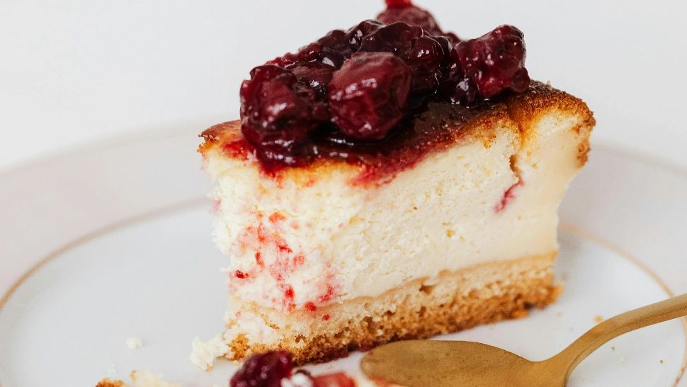 Tort cu cremă de iaurt și jeleu de vișine. Un desert răcoritor