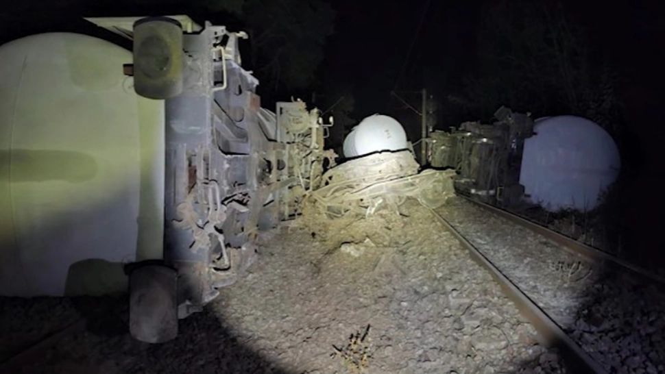 Pericol uriaș de explozie după ce un tren cu benzină a deraiat