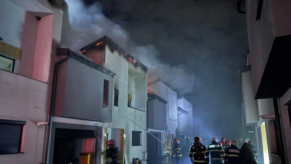  Incendiu la o casă situată într-un complex de locuințe din Tunari VIDEO