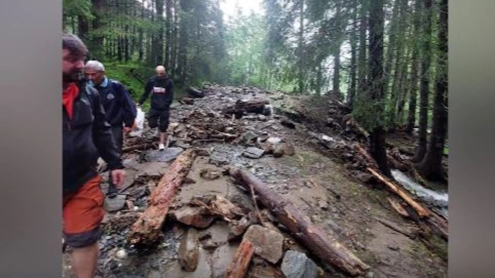 Turiști blocați după o viitură. Salvamontiștii au intervenit