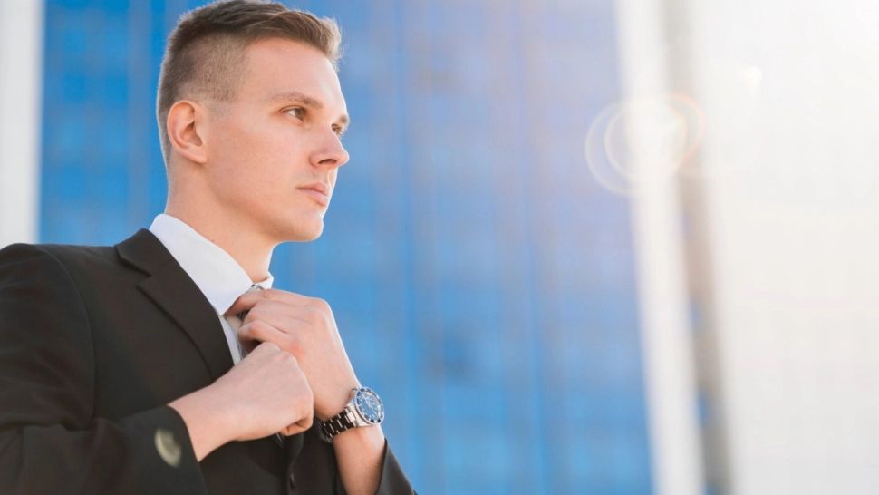 Escrocherie cu tupeu. Un bărbat s-a dat vicepremierul României și a lăsat victimele fără zeci de mii de lei