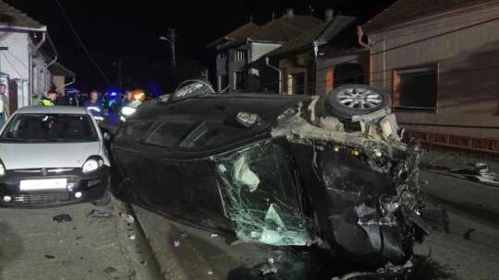 4 persoane, rănite la Orăștie. Mașina mașina în care se aflau s-a răsturnat după ce a lovit o conductă de gaz şi un stâlp de curent