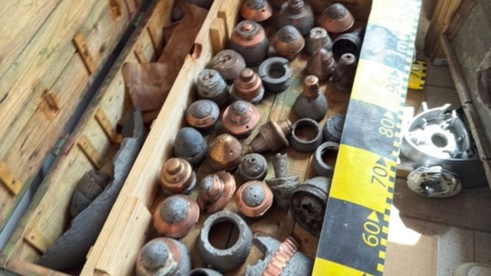 Mini-depozit militar, descoperit într-o casă din Timiș: de la focoase la corpuri de mină. Poliția a deschis dosar penal