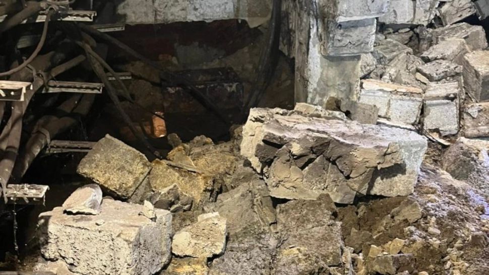 Zid prăbușit la metrou din cauza inflitrațiilor cauzate de inundațiile masive din Capitală