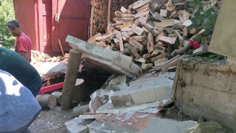 Clipe de coșmar pentru doi soți: un zid s-a prăbușit peste ei. A fost necesară intervenția elicopterului SMURD