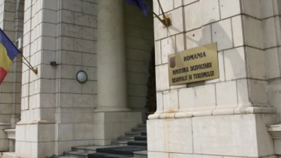 Protest spontan la Ministerul Dezvoltării! Tăierea sporurilor a scos angajații în fața instituției