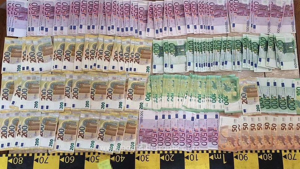 Dosarul actelor de identitate false: zeci de mii de euro descoperiți în urma perchezițiilor. 4 funcționari publici au fost reținuți în ancheta DIICOT