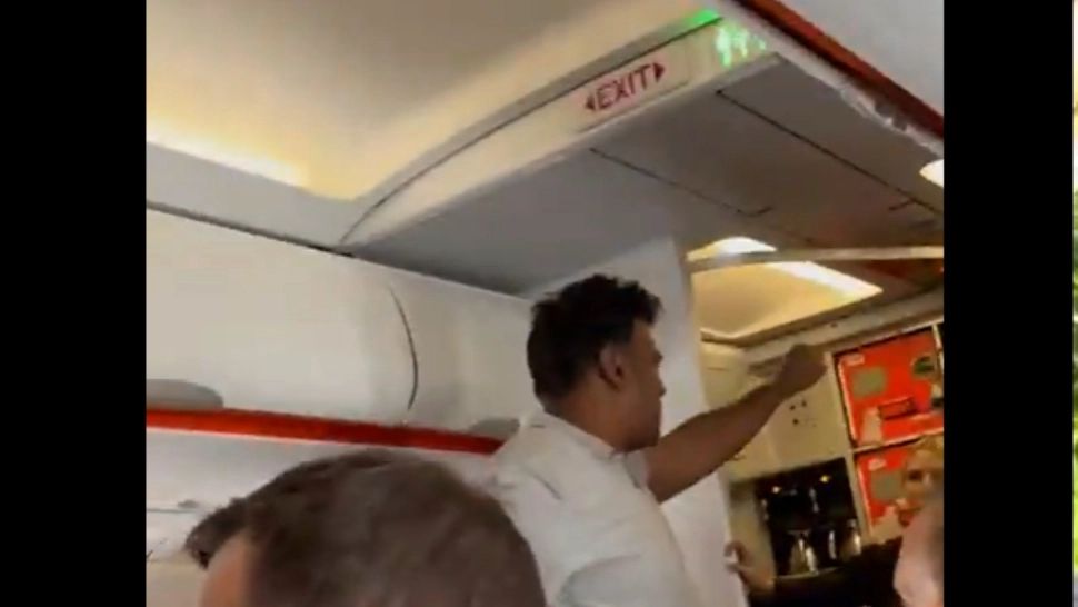 Incident la bordul unei aeronave EasyJet: un bărbat a fost arestat după ce a strigat „Moarte lui Trump” și a pretins că are o bombă
