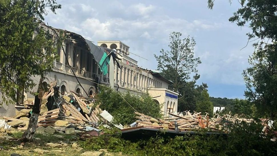 Dezastru după furtuna cod ROȘU care a lovit Bucureștiul și zonele limitrofe. O femeie a murit, izbită de un acoperiș luat de vânt. Distrugeri majore la Academia de Poliție - FOTO/VIDEO