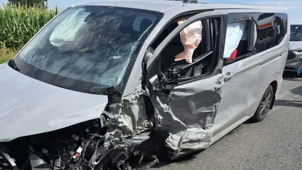 Accident rutier dezastruos: a fost activat Planul Roșu. 10 răniți, inclusiv copii și o gravidă, în urma coliziunii dintre un microbuz și o mașină