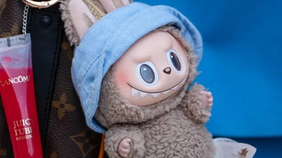 Labubu i-a băgat în sperieți. Tinerii au început să ardă celebrele păpuși, îngroziți de o teorie sinistră care circulă pe rețelele de socializare