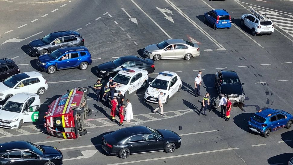 Ambulanță SMURD răsturnată în fața Parlamentului, după un impact violent. Imagini dramatice 