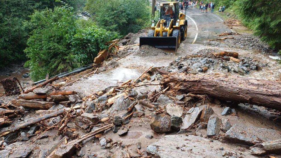 Coșmar pe Transfăgărășan! Circulația a fost oprită complet după o furtună violentă. Viiturile au rupt asfaltul - FOTO