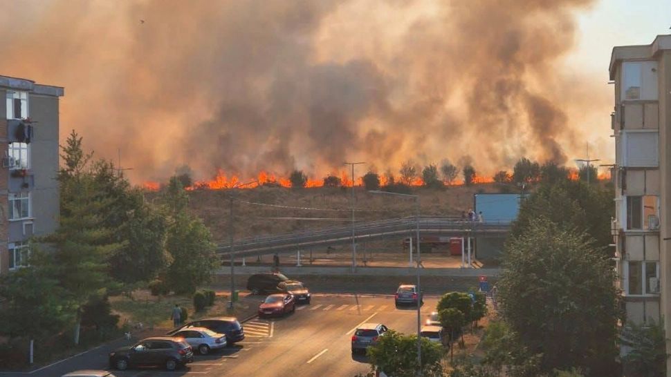 Incendiu de proporții în Arad: focul a cuprins mii de metri pătrați și a pus în pericol blocuri și mașini