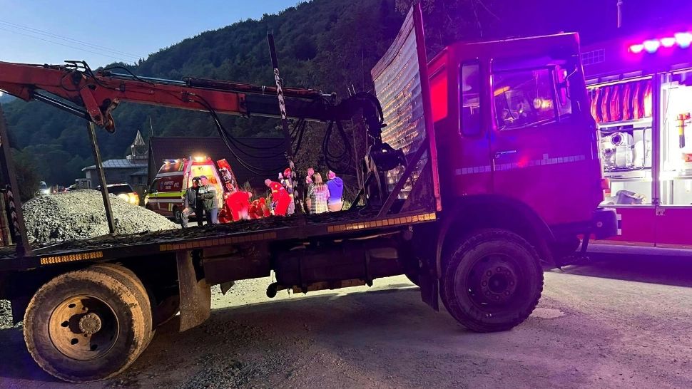 Un tânăr de 18 ani a murit, iar alţi doi au fost răniţi, după ce maşina în care se aflau s-a răsturnat. Şoferul consumase alcool