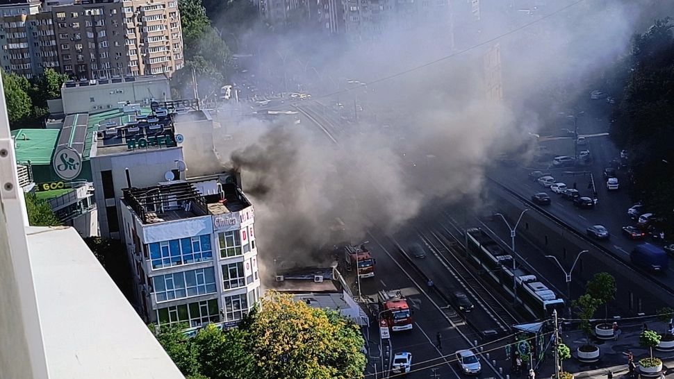 Incendiu de proporții în București, în zona unui centru comercial de la pasajul Lujerului. Intervenție masivă a pompierilor - FOTO/VIDEO