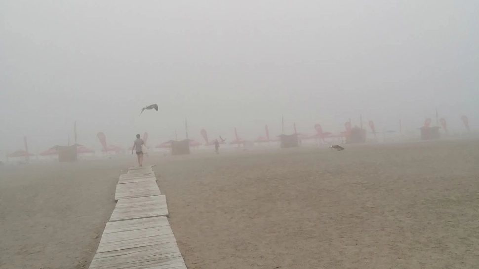 Fenomen meteo neobișnuit pe litoral: ceață densă și vizibilitate redusă sub 50 de metri, în plină zi caniculară