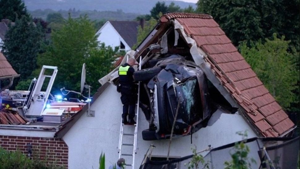 Accident terifiant în Germania: 6 răniți după ce o mașină s-a înfipt în acoperișul unui garaj. Un copil care sărea în trambulina din curte a fost lovit din plin