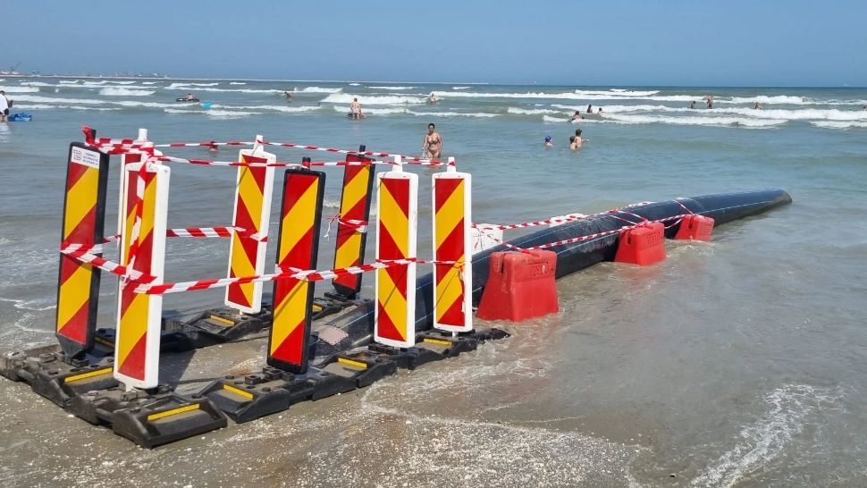 Țeava care deversa ape pluviale în mare, pe plaja de la Năvodari, a fost dezafectată. Amenda primită de primărie - FOTO