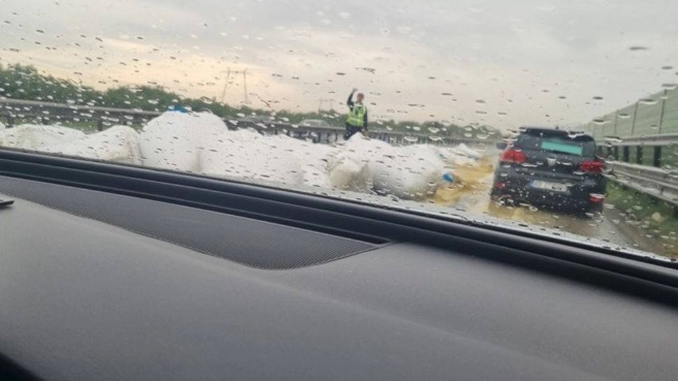 Incident rutier pe A1: saci cu cereale căzuți dintr-un camion blochează traficul
