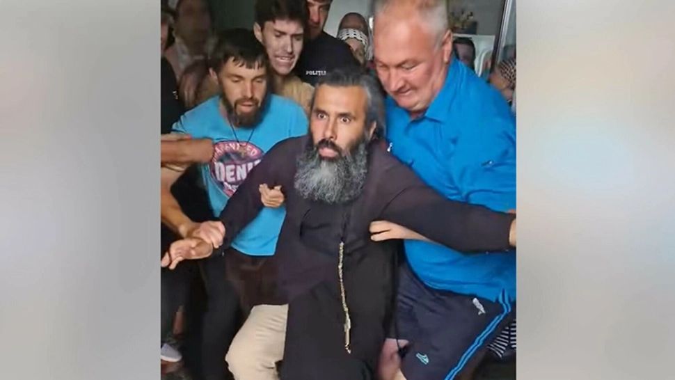 Tensiuni între enoriași: preot scos cu forța din biserică după un conflict religios