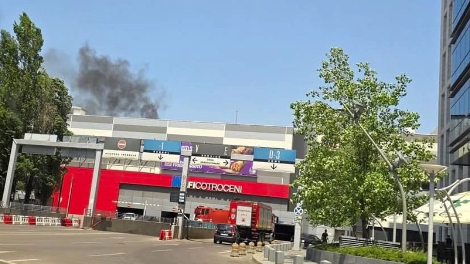 Incendiu puternic pe terasa mall-ului AFI Palace Cotroceni. Pompierii intervin cu zece autospeciale 