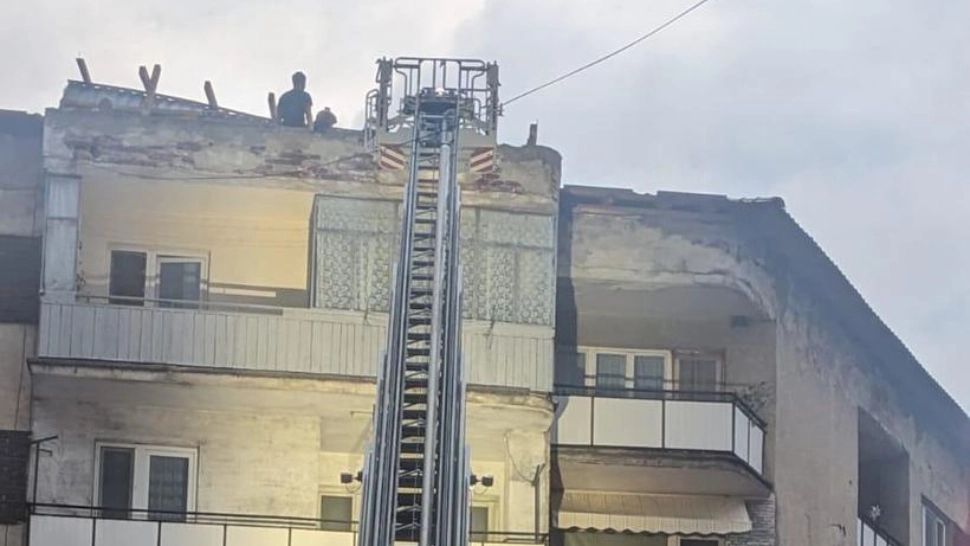 Furtuna a făcut ravagii în Vâlcea: acoperișuri unui bloc și cele ale unor case, luate de vânt