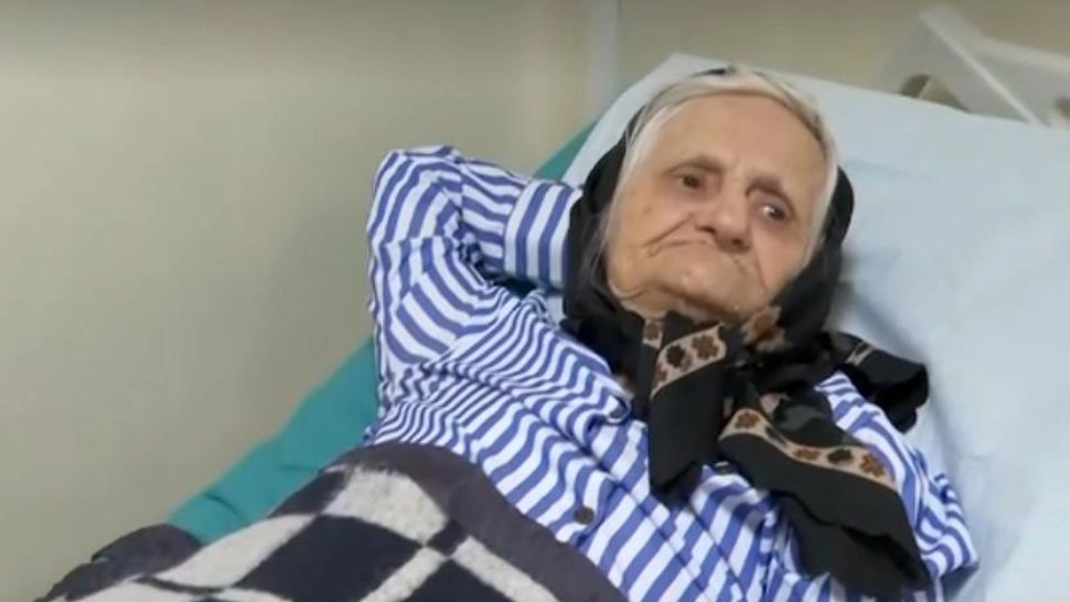 Povestea dureroasă a Auricăi. A născut 15 copii, iar acum toți au abandonat-o în spital și i-au transformat casa în grajd